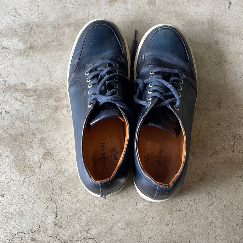 Navy blue leather men’s shoes.  Signs of wear but still in good condition.
